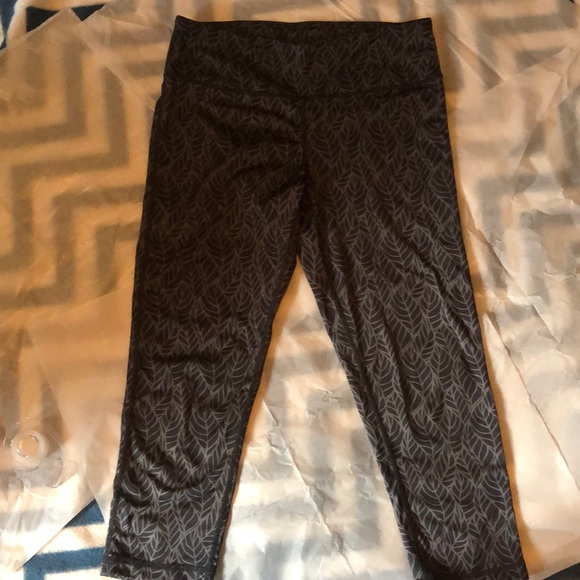 Inner Spirit yoga/workout capris. Pocket inside waistband. Excellent condition - Picture 2 of 12